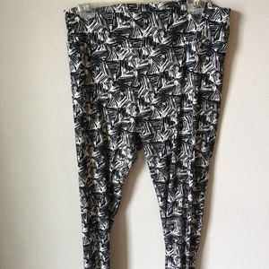 LuLaRoe Pants - LulaRoe black and white TC leggings LuLaRoe Pants - LulaRoe black and white TC leggings